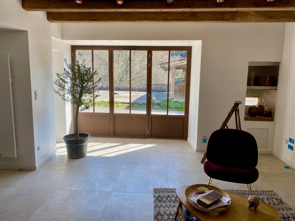 Mise en place de porte fenêtre en aluminium effet rouille dans une maison située dans l'Ain (01) 