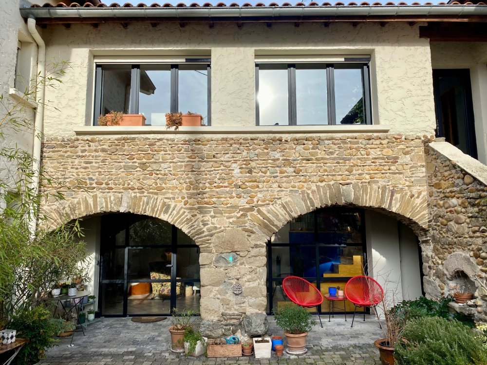 Projet aménagement intérieure grâce à l'installation d'une verrière sur-mesure dans une maison en pierre voûtée dans le Rhône (69)