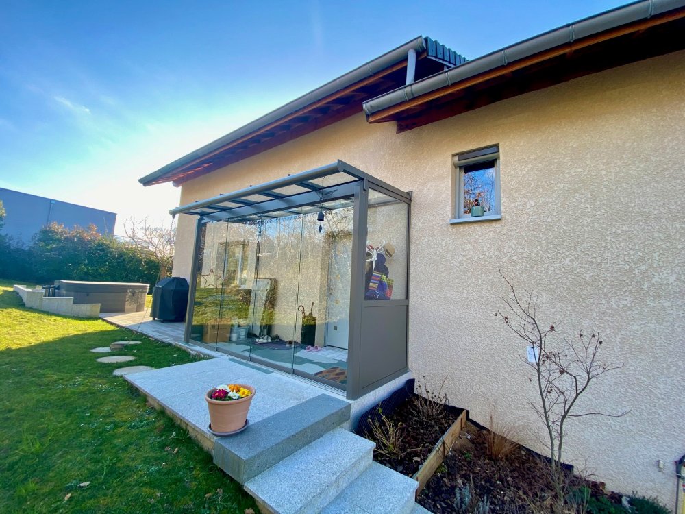 Création d'une extension pour l'aménagement d'un SAS d'entrée entièrement vitrée dans une charmante villa en région Rhône-Alpes.