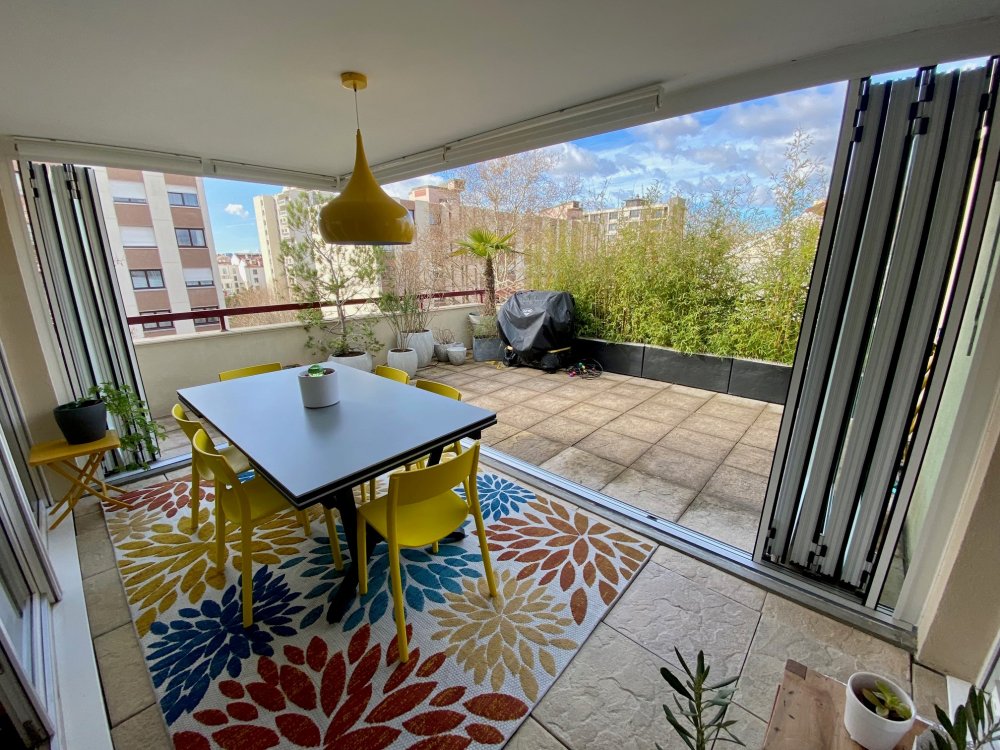 Mise en place de baies accordéon à ouverture d'angle sur un toit terrasse au coeur de Lyon