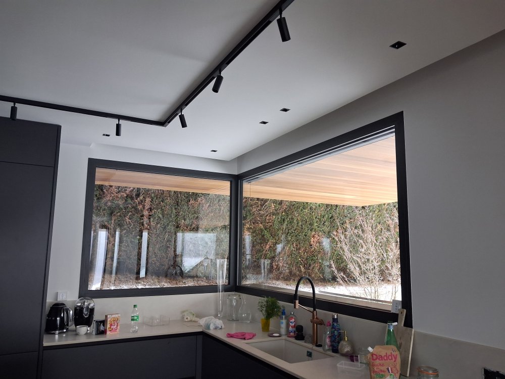 Villa contemporaine à Veyrier‑le‑Lac : menuiseries aluminium et BSO pour une ouverture totale sur le paysage