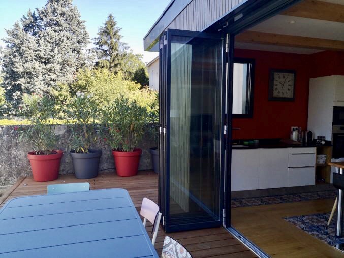 Réalisation de baies accordéon vitrées et thermique pour fermeture d'extension ossature bois à Dardilly.
