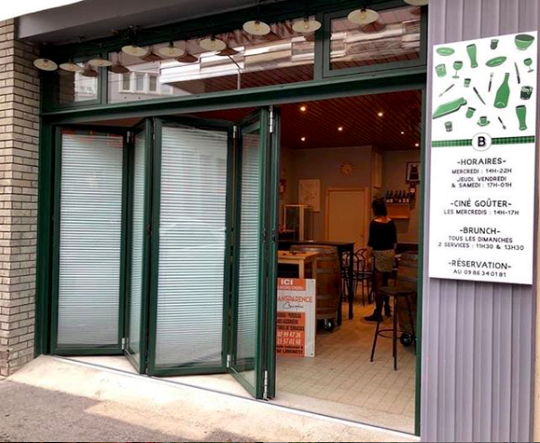 Réalisation d'une baie accordéon vitrée et thermique pour fermeture d'extension d'un bar restaurant à Lyon.