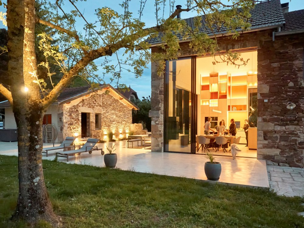 Installation de coulissants minimalistes sur-mesure avec une grande surface vitrée en Isère (38) 