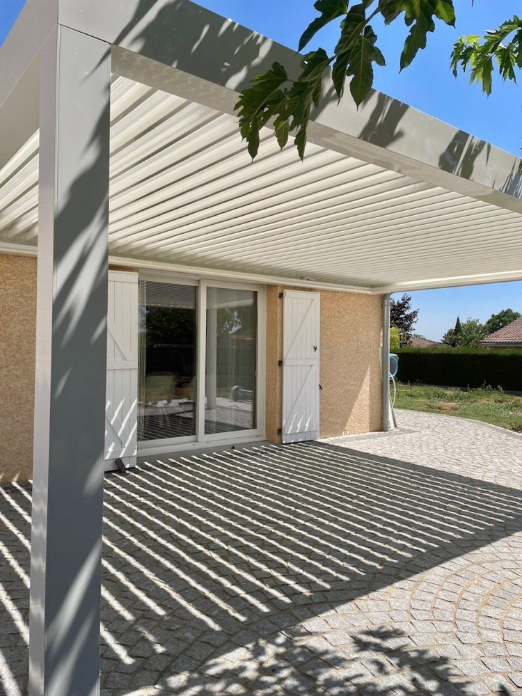 Pergola sur-mesure blanche avec lames orientables et ruban LED – Un projet élégant et fonctionnel près de Villefranche-sur-Saône (69)