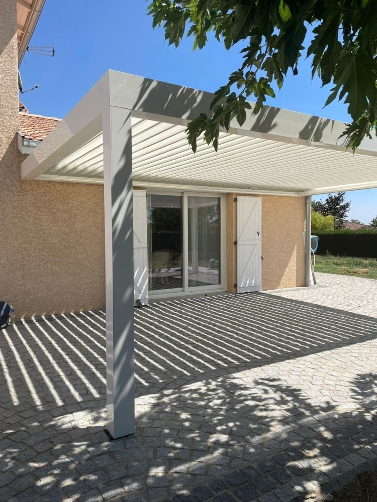 Pergola sur-mesure blanche avec lames orientables et ruban LED – Un projet élégant et fonctionnel près de Villefranche-sur-Saône (69)