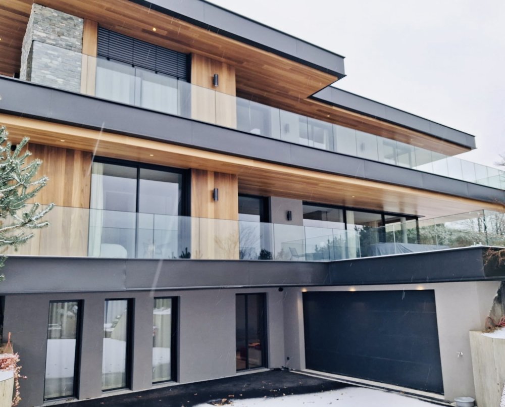 Villa contemporaine à Veyrier‑le‑Lac : menuiseries aluminium et BSO pour une ouverture totale sur le paysage