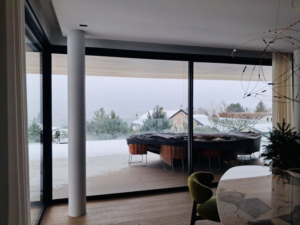 Villa contemporaine à Veyrier‑le‑Lac : menuiseries aluminium et BSO pour une ouverture totale sur le paysage