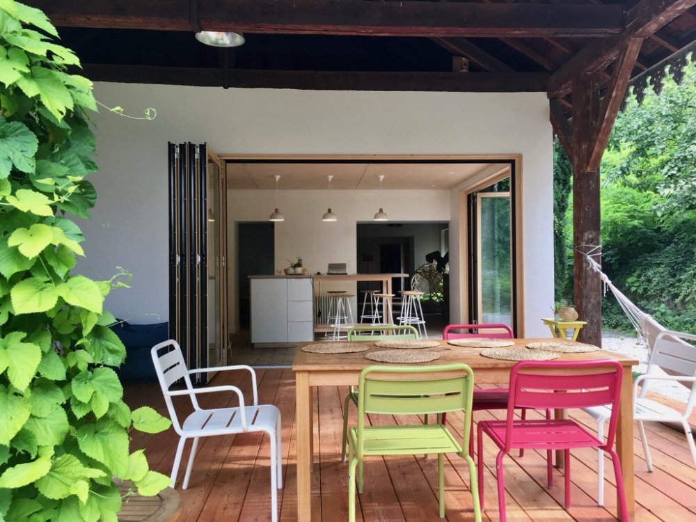 Réalisation de baies accordéon vitrées et thermique en bois pour fermeture d'une cuisine-terrasse sur Tassin La Demi Lune