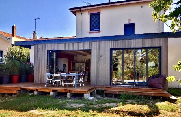 Réalisation de baies accordéon vitrées et thermique pour fermeture d'extension ossature bois à Dardilly.