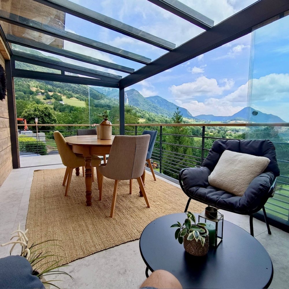 Pose d'une pergola vitrée équipée de coulissants pour profiter d'une vue époustouflante sur la région Haute-Savoie.