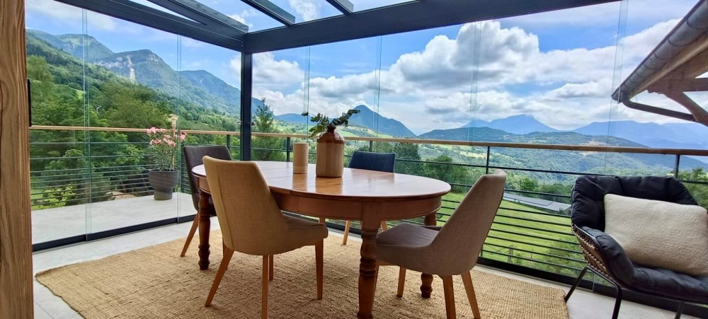 Installation d'une pergola vitrée équipée de coulissants pour profiter d'une vue époustouflante sur la région Haute-Savoie.