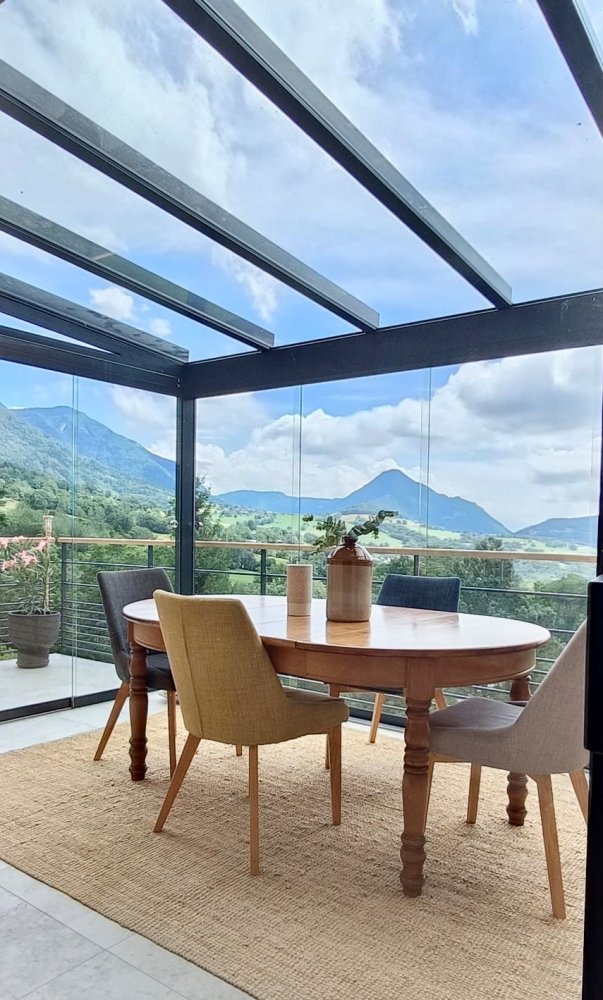 Installation d'une pergola entièrement vitrée équipée de coulissants pour profiter d'une vue époustouflante sur la région Haute-Savoie.