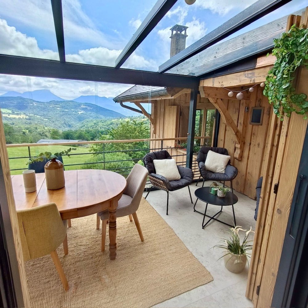 Installation d'une pergola entièrement vitrée équipée de coulissants pour profiter d'une vue sur la région Haute-Savoie.