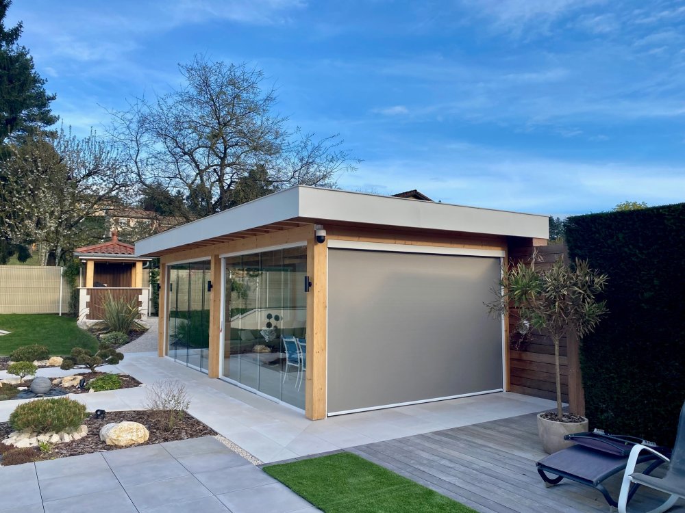 Fermeture complète de pool-house sur mesure : un espace extérieur transformé en véritable lieu de vie proche de Villefranche-sur-Saône