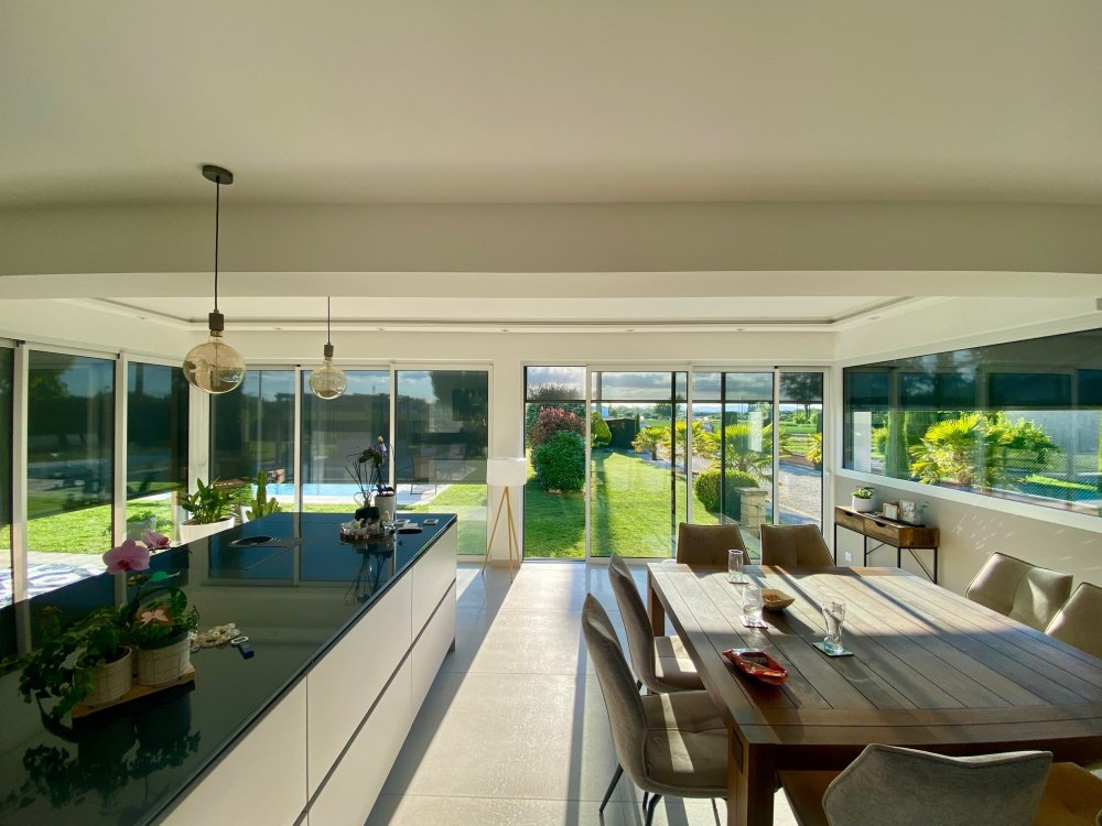 Fourniture et pose de stores screen dans une villa chaleureuse implantée dans l'Ain (01)