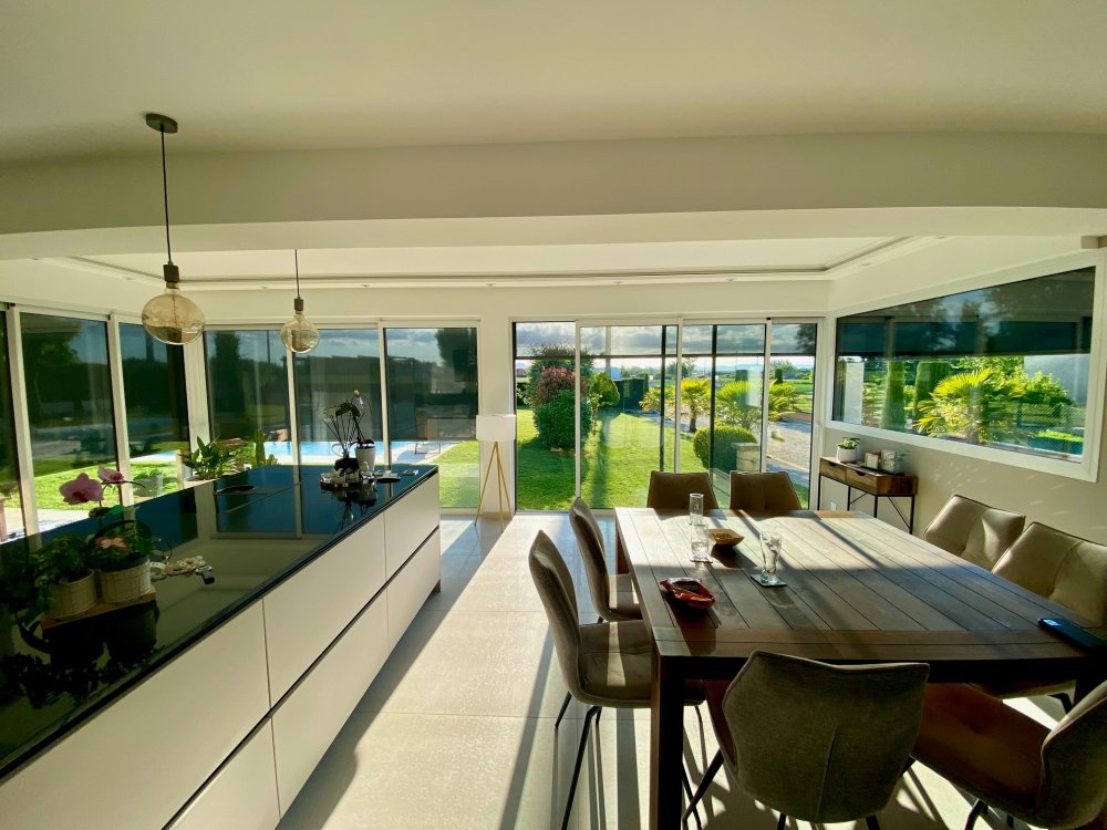 Fourniture et pose de stores screen dans une villa chaleureuse implantée dans l'Ain (01)