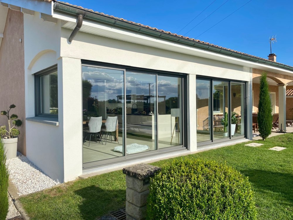 Pose de coulissants 3 vantaux dans une villa chaleureuse implantée dans l'Ain (01)