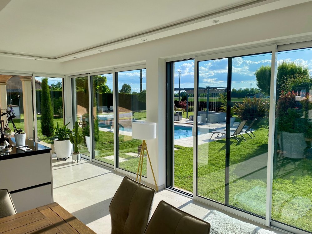 Pose de stores screen dans une villa chaleureuse implantée dans l'Ain (01)