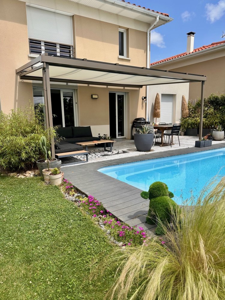 Aménagement d'une pergola avec une toiture entièrement vitrée et mise en place d'un store de toiture dans une magnifique villa à Lyon (69) 