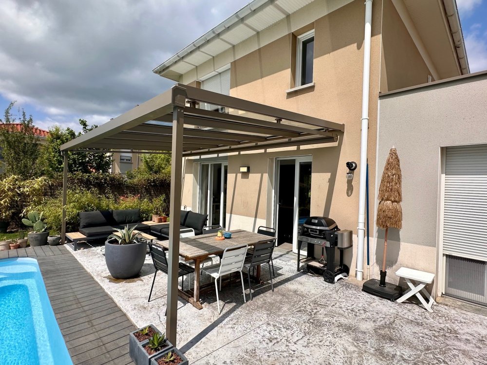 Aménagement d'une pergola avec une toiture entièrement vitrée et mise en place d'un store de toiture dans une magnifique villa à Lyon (69) 