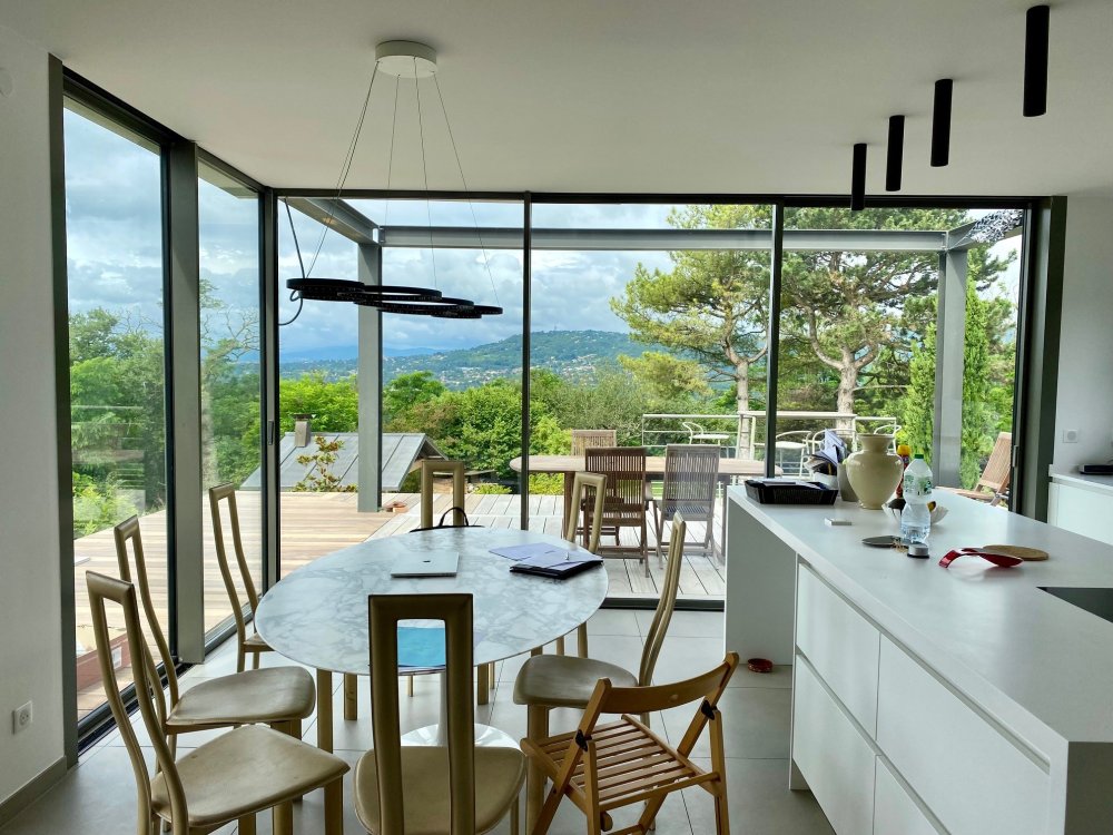Pose d’un coulissant minimaliste d’angle pour l'extension d'une sublime maison en région Lyonnaise. 