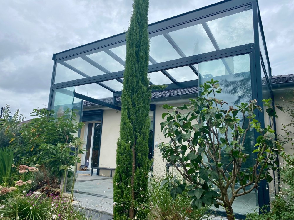 Fourniture et installation d'une pergola entièrement vitrée à pente inversée à Lyon