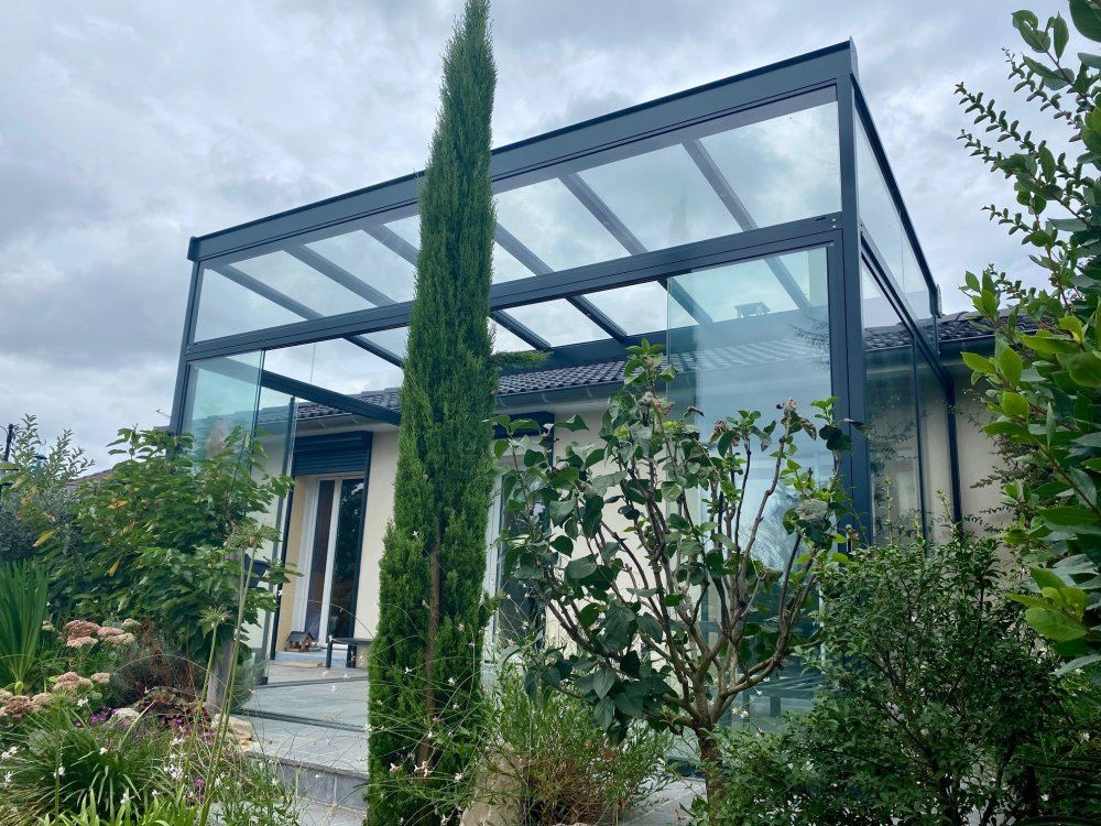 Pose d'une pergola entièrement vitrée à pente inversée à proximité de Lyon