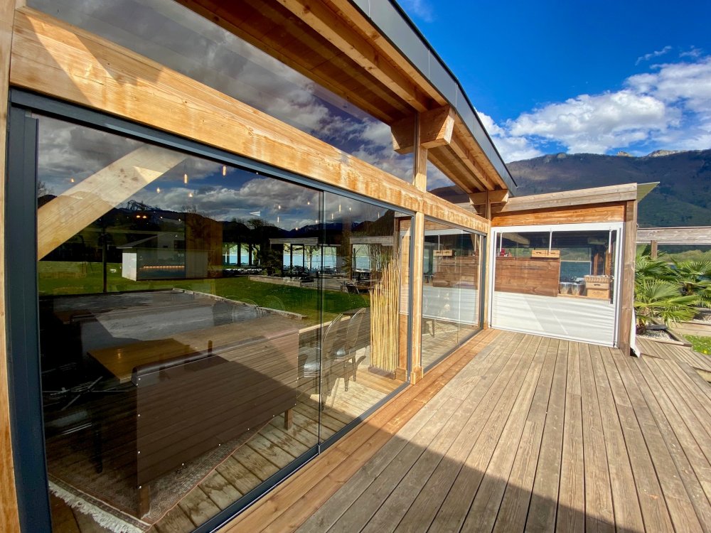Splendide fermeture de terrasse sur-mesure du Restaurant Chez Ma Cousine situé au bord du Lac d'Annecy (74) 