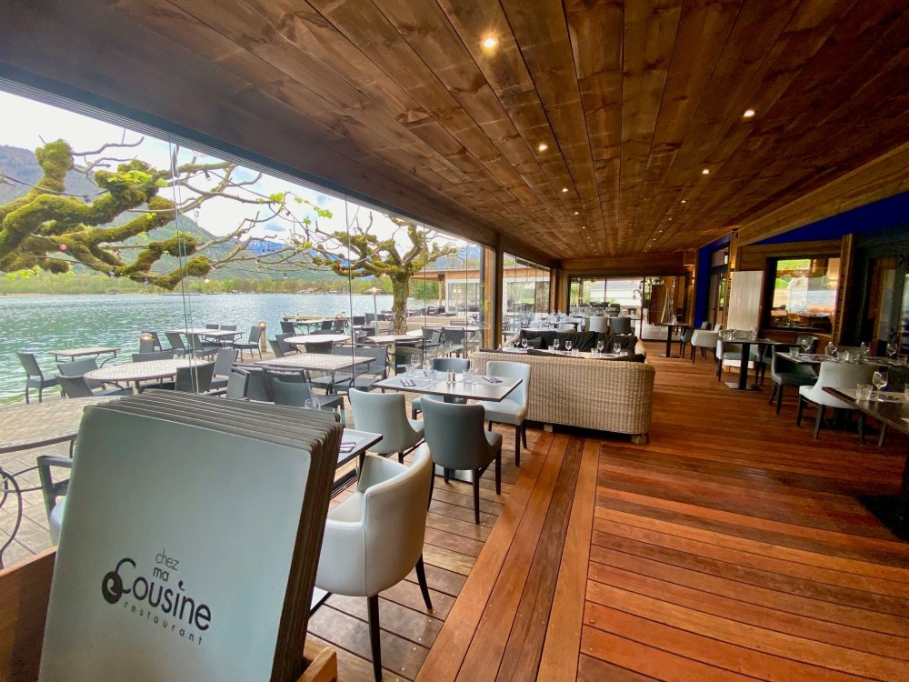 Splendide fermeture de terrasse du Restaurant Chez Ma Cousine situé au bord du Lac d'Annecy (74) 