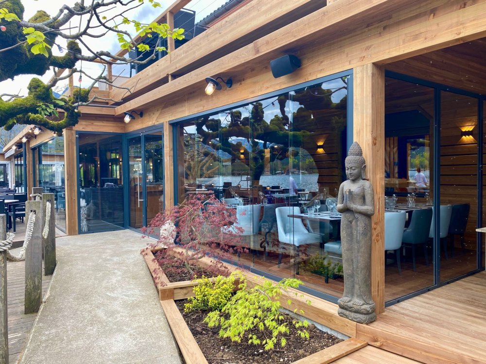 Splendide fermeture de terrasse sur-mesure du Restaurant Chez Ma Cousine situé au bord du Lac d'Annecy (74) 