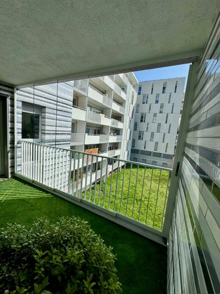 Fermeture de loggia avec système coulissant tout verre : profiter de sa terrasse plus longtemps à Lyon!