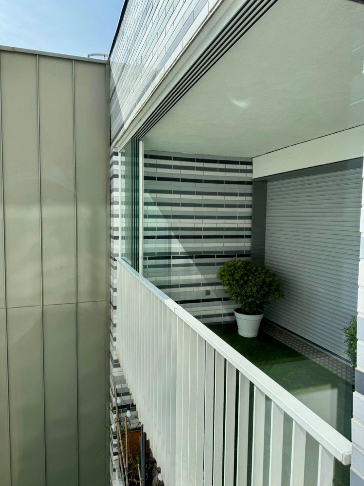 Fermeture de loggia avec système coulissant tout verre : profiter de sa terrasse plus longtemps à Lyon!