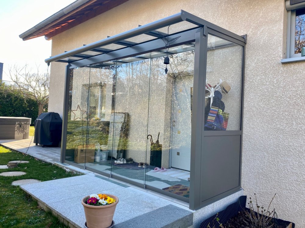 Conception d'une extension pour l'aménagement d'un SAS d'entrée entièrement vitrée dans une charmante villa en région Rhône-Alpes.