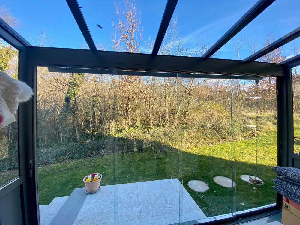 Conception d'une extension pour l'aménagement d'un SAS d'entrée entièrement vitrée dans une charmante villa en région Rhône-Alpes.
