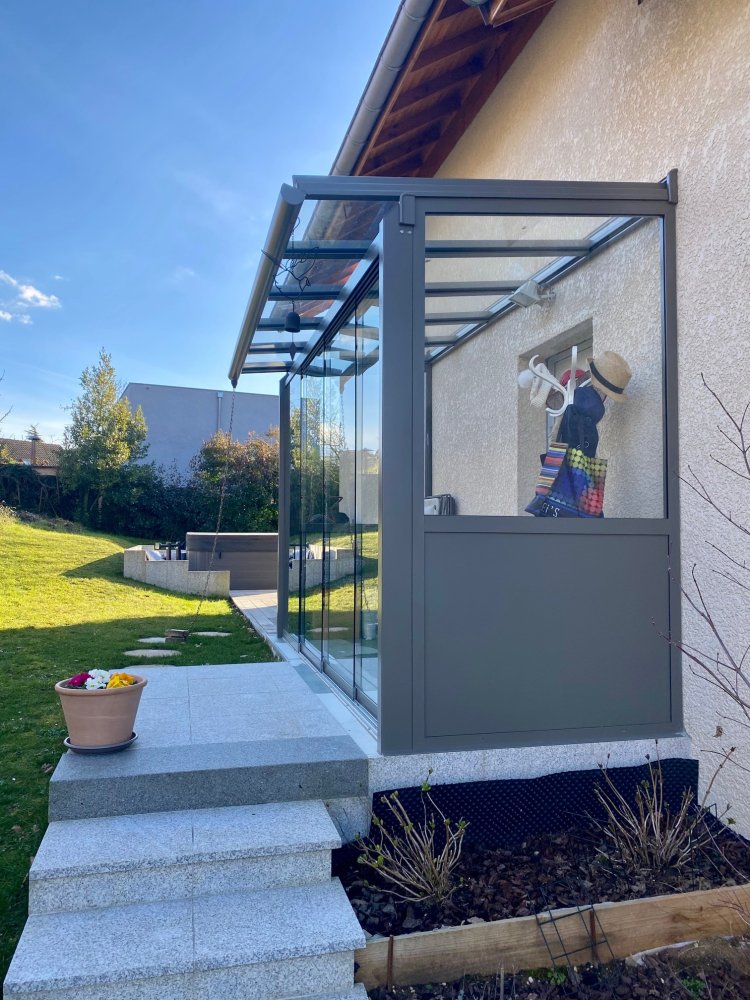 Conception d'une extension pour l'aménagement d'un SAS d'entrée entièrement vitrée dans une charmante villa en région Rhône-Alpes.