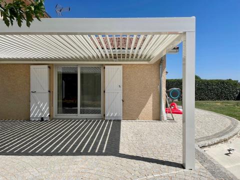 Installation d’une pergola sur-mesure blanche avec lames orientables dans le Rhône (69)