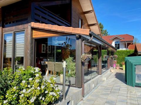 Fermeture sur-mesure d'une terrasse en pivotant coulissant en Haute-Savoie