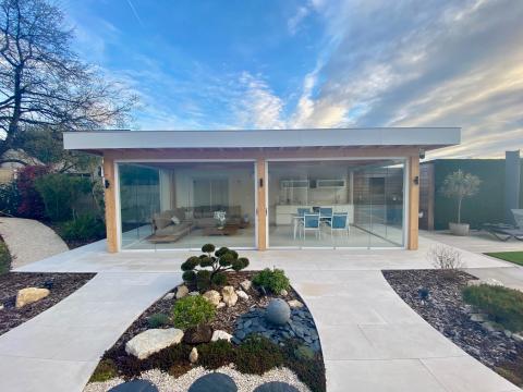 Fermeture complète de pool-house sur mesure : un espace extérieur transformé en véritable lieu de vie proche de Villefranche-sur-Saône