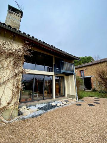 Pose de baies accordéon et d'un châssis fixe dans une charmante maison située dans l'Ain