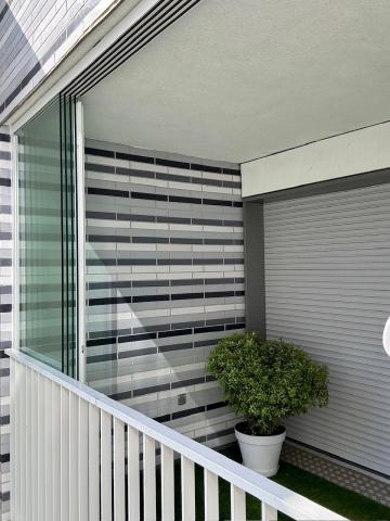 Fermeture de loggia avec système coulissant tout verre : profiter de sa terrasse plus longtemps à Lyon!