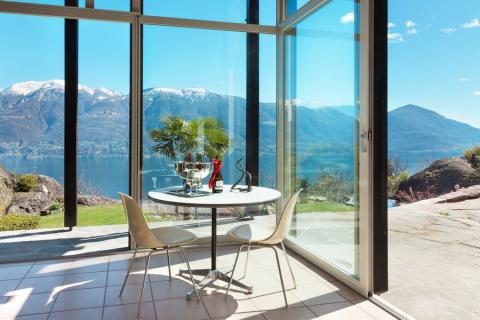 Conception et installation de pergola vitrée sur mesure 
